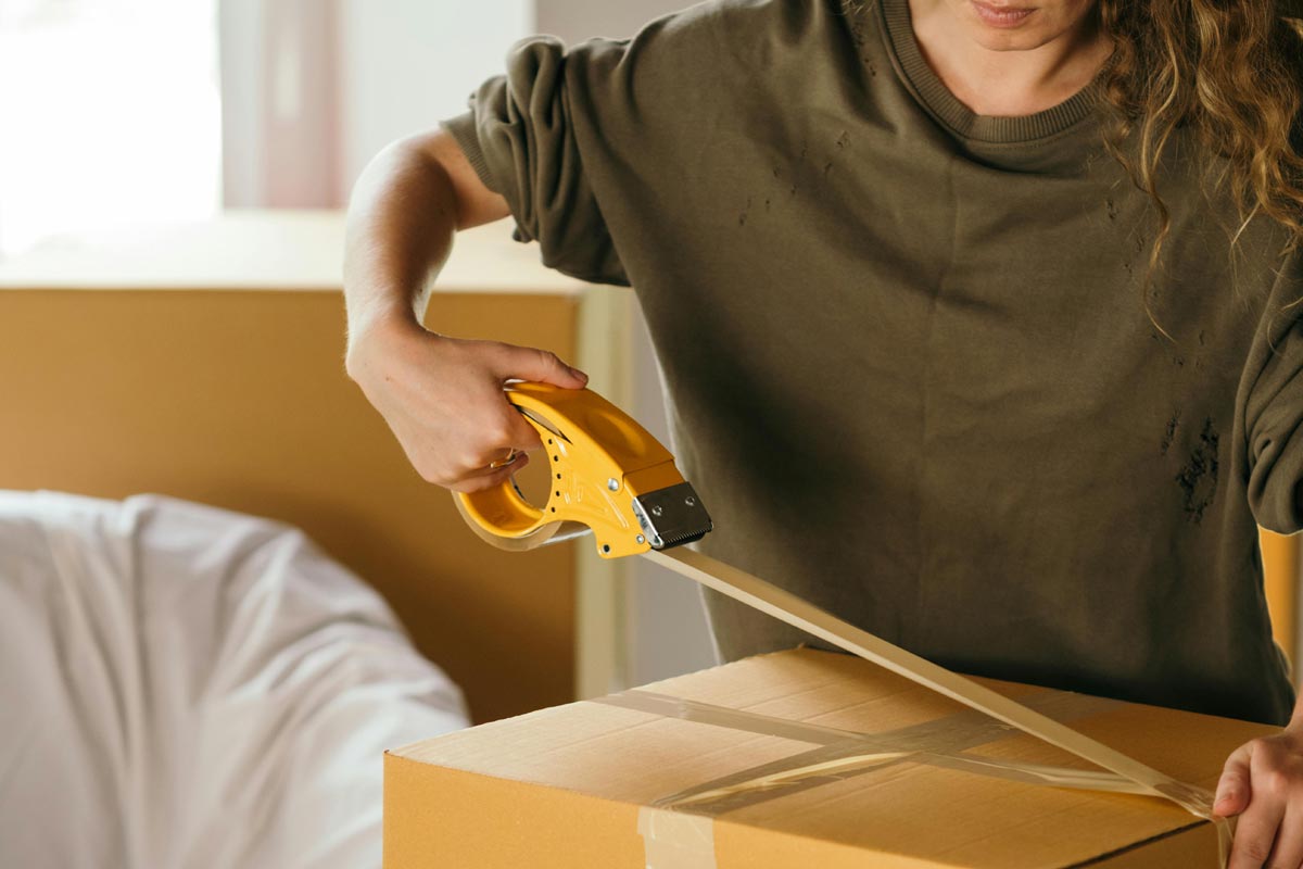 Lamberttapingbox(1200px) Lady Taping a box closed